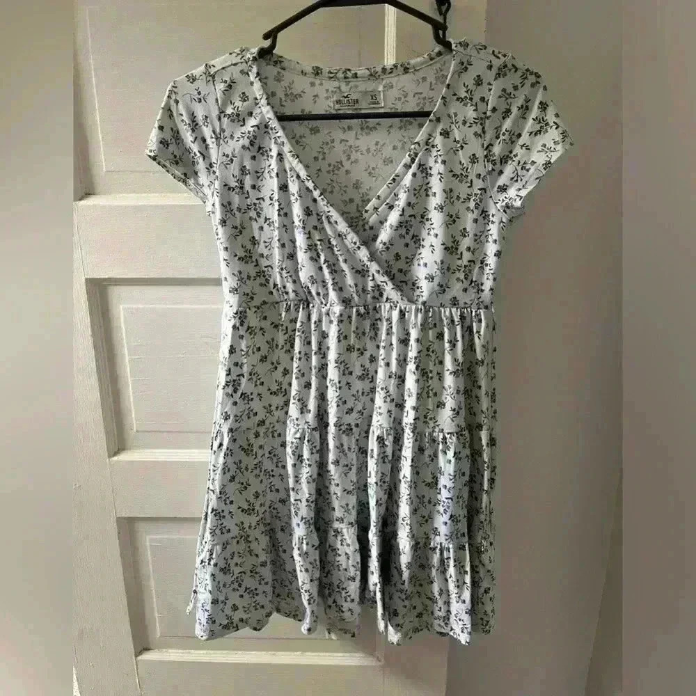 hollister floral white and blue‎ sundress size xs